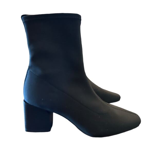 Donald Pliner Angel Stretchy Suede Chic Modern Ankle Boots Pull On NEW Size 5 - Picture 1 of 11